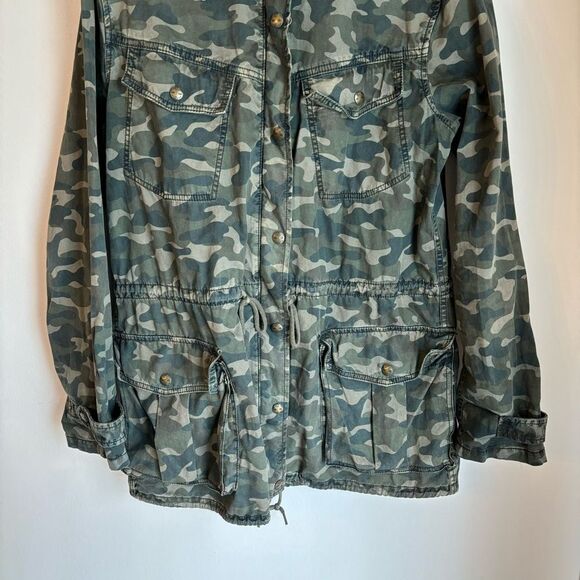 Talula Aritizia Cargo Military Trooper hooded Camo Women’s Jacket size Medium! - Picture 8 of 12